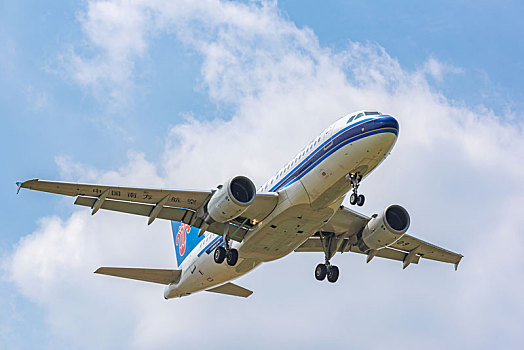 中国南方航空公司空中客车a319飞机降落在双流机场