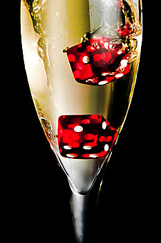红色,骰子,落下,香槟酒杯