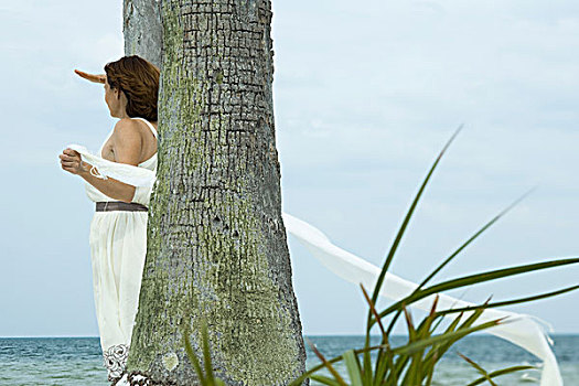 女人,站立,旁侧,棕榈树,遮眼,手,看,海洋,围巾,微风
