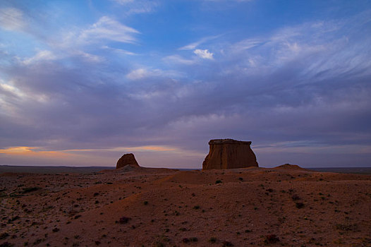 月亮城堡,又称风蚀骆驼状雅丹地貌岩石,拍摄于内蒙古自治区巴彦淖尔市乌拉特后旗