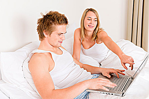 卧室,年轻,情侣,笔记本电脑,白色,床