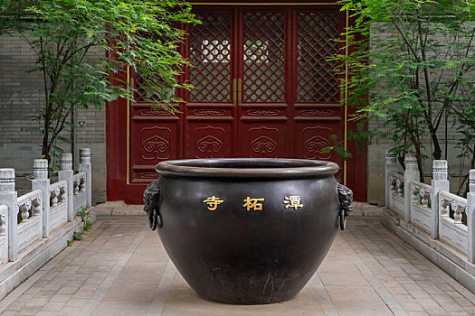 北京潭柘寺方丈院铜缸