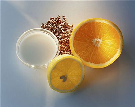 橙子,半块柠檬,亚麻籽,牛奶,碗