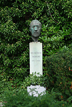 德国作家收亨利希·曼墓碑
