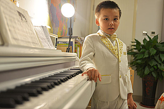 练习钢琴的小学生小朋友