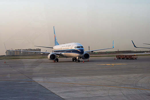 西安咸阳机场停机坪上的飞机