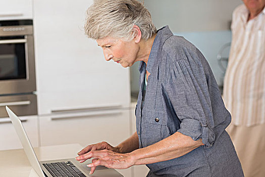 老年,女人,笔记本电脑,台案