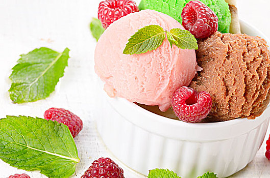 三个,冰淇淋球,树莓,白色背景,盘子
