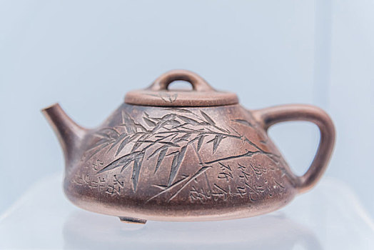 上海博物馆的清道光宜兴瞿子冶刻竹纹紫砂壶