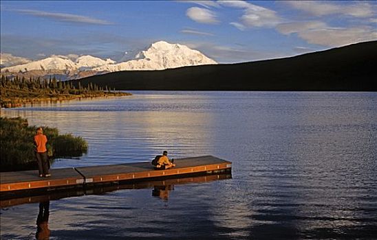 远足者,码头,旺湖,注视,山,麦金利山,德纳里峰国家公园,阿拉斯加