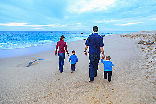 年轻家庭,走,海滩,后视图