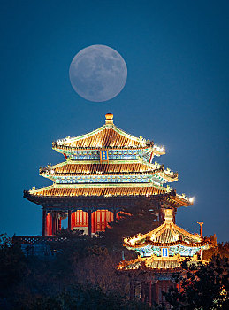 北京景山公园傍晚月亮