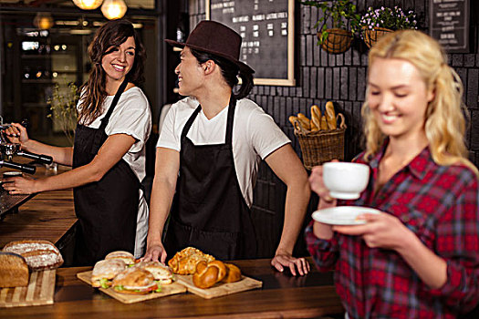 微笑,服务员,咖啡,顾客,咖啡馆