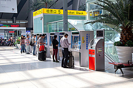 北京南站候车大厅的自动购票机
