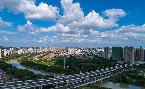 江苏淮安蓝天白云下的运河城市