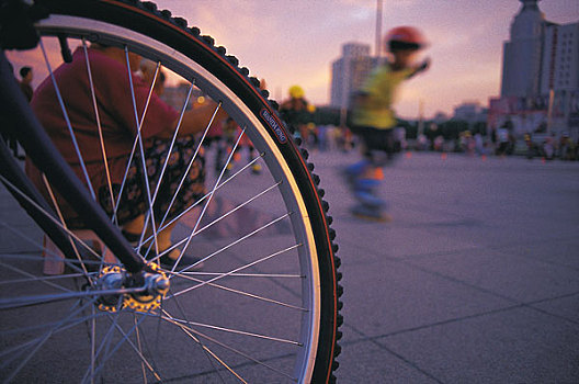 北京展览馆广场轮滑和正行车