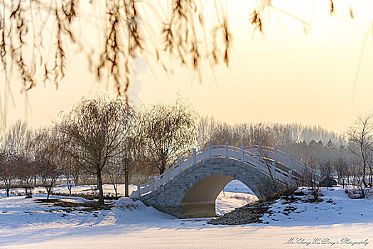 冬日下的石拱桥