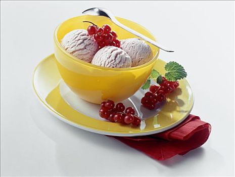 红浆果,酸奶,冰淇淋蛋糕