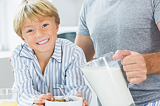 微笑,男孩,粮食,父亲,倒牛奶,早餐