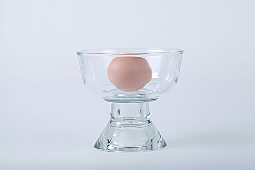 玻璃碗放着一个鸡蛋
