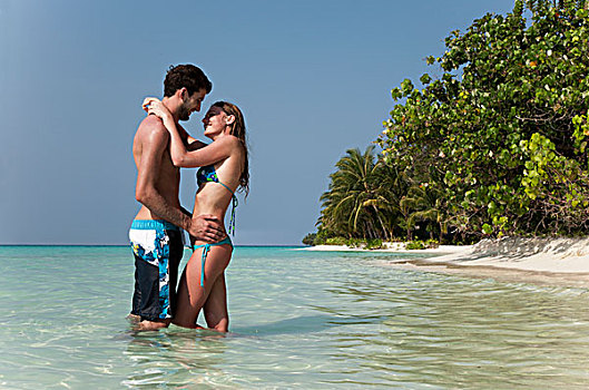 伴侣,搂抱,水中,海滩