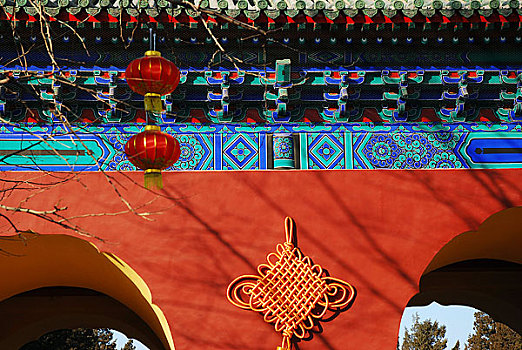 北京天坛公园大门上挂的中国结