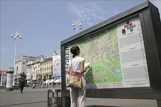 游客,看,城市地图,禁止,萨格勒布,克罗地亚