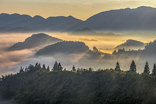 重庆酉阳,骄阳白雾照山村