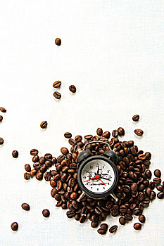 咖啡豆和闹钟