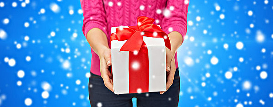 圣诞节,休假,人,概念,特写,女人,粉色,毛衣,拿着,礼盒,上方,蓝色,雪,背景