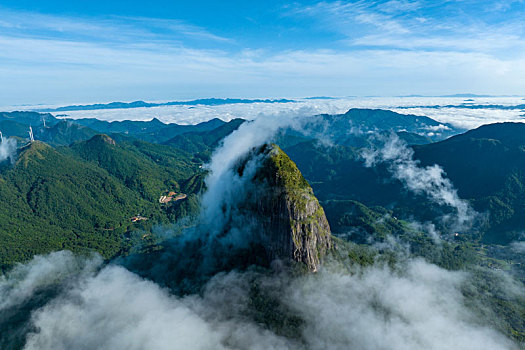 中国广西岑溪市天龙顶山地公园日出云海奇观