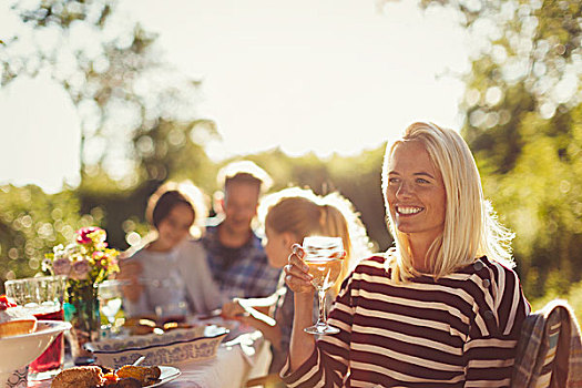 微笑,女人,喝,葡萄酒,晴朗,花园派对,庭院桌