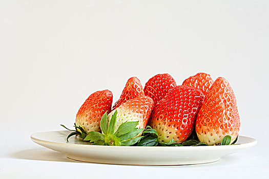 一碟草莓,草莓,水果