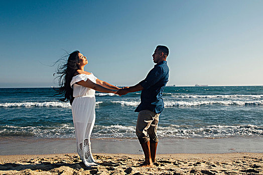 情侣,站立,海滩,握手,面对面,加利福尼亚,美国