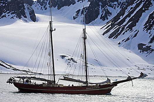 挪威,斯匹次卑尔根岛,峡湾,帆船