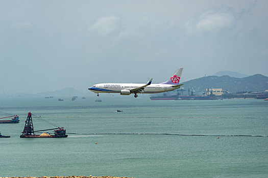 一架台湾中华航空的客机正降落在香港国际机场