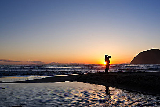 一个,摄影师,站立,海滩,日落,五渔村,利古里亚,意大利,欧洲