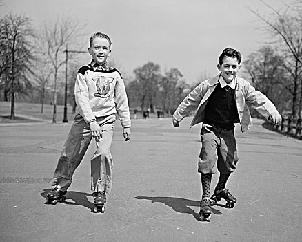 两个男孩,滑旱冰,公园
