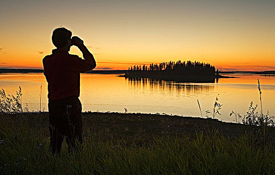 中年,男性,远足者,向外看,上方,湖,双筒望远镜,黄昏,麋鹿,岛屿,公园,艾伯塔省,加拿大