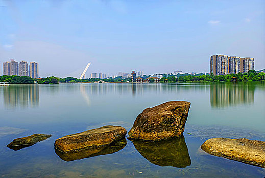 湖南省长沙月湖公园－石头与水,拱桥与木亭