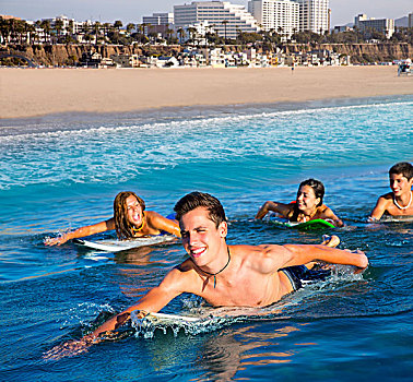 青少年,冲浪,群体,男孩,女孩,游泳,上方,冲浪板,圣莫尼卡,加利福尼亚