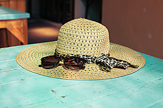 草帽,一对,墨镜,桌子,阳光