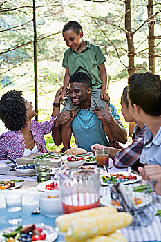 家庭,野餐,食物,大树,男孩,坐,肩部
