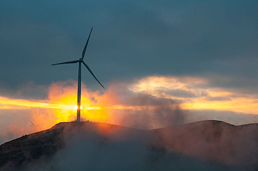 湖南怀化雪峰山苏宝顶上的风力发电机组