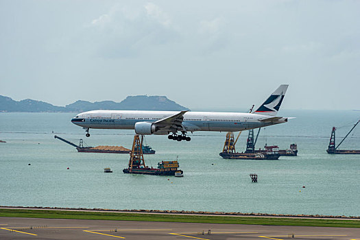 一架国泰航空的客机正降落在香港国际机场