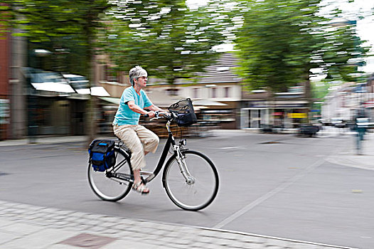 女人,驾驶,自行车,市场,北莱茵-威斯特伐利亚,德国,欧洲