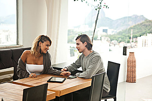年轻,情侣,交谈,桌子,屋顶,平台,里约热内卢,巴西