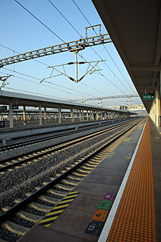 财经配图,阳光沐浴下的高铁站,八纵八横,高铁网让人们感受到国家的繁荣富强