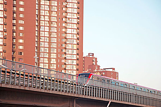 一列地铁行驶在高架桥上