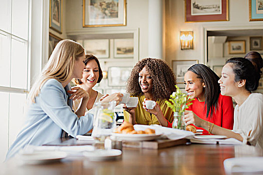 微笑,女人,喝咖啡,交谈,餐厅桌子